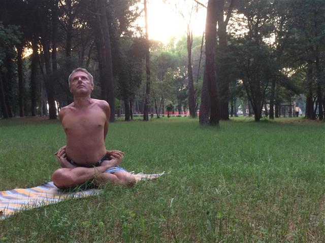 Maestro yoga Fabio Valis Asana Loto