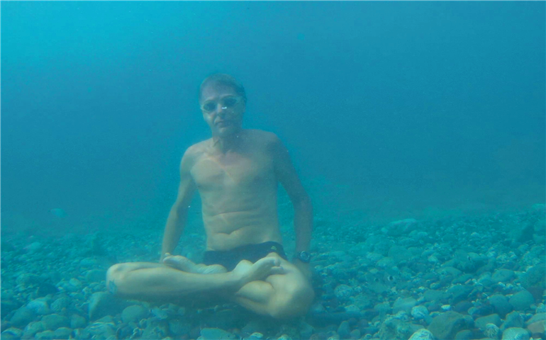 Insegnante yoga in apnea