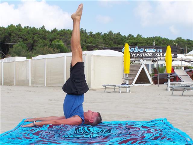 Maestro yoga Fabio Valis Niralamba Sarvangasana